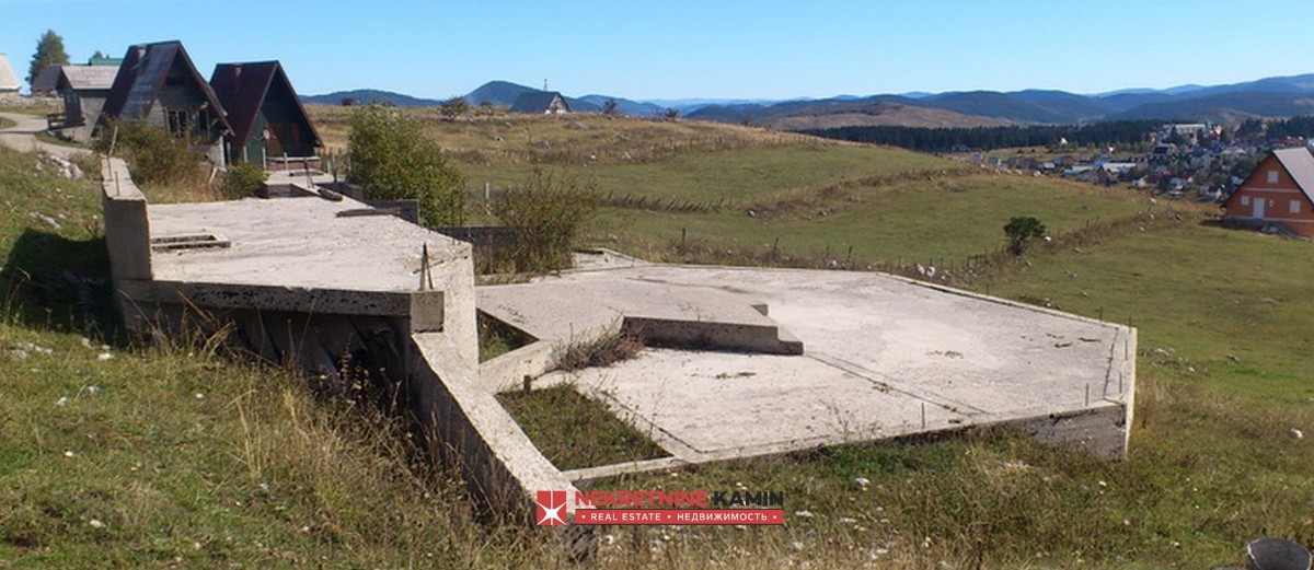Plac sa započetom izgradnjom vikend kuće i pogledom na Durmitor, Pitomine, Žabljak